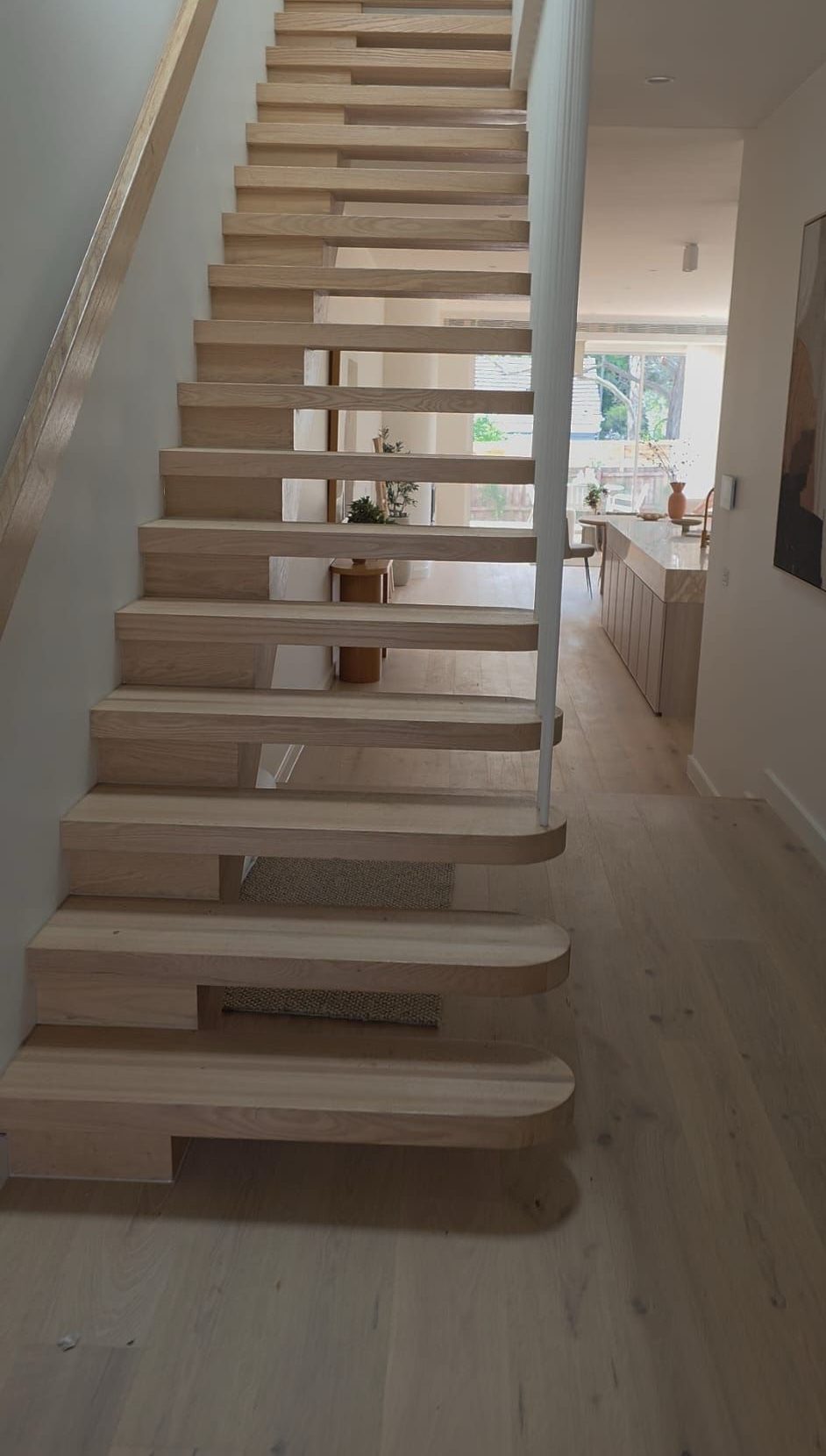 Side mono stringer with round treads