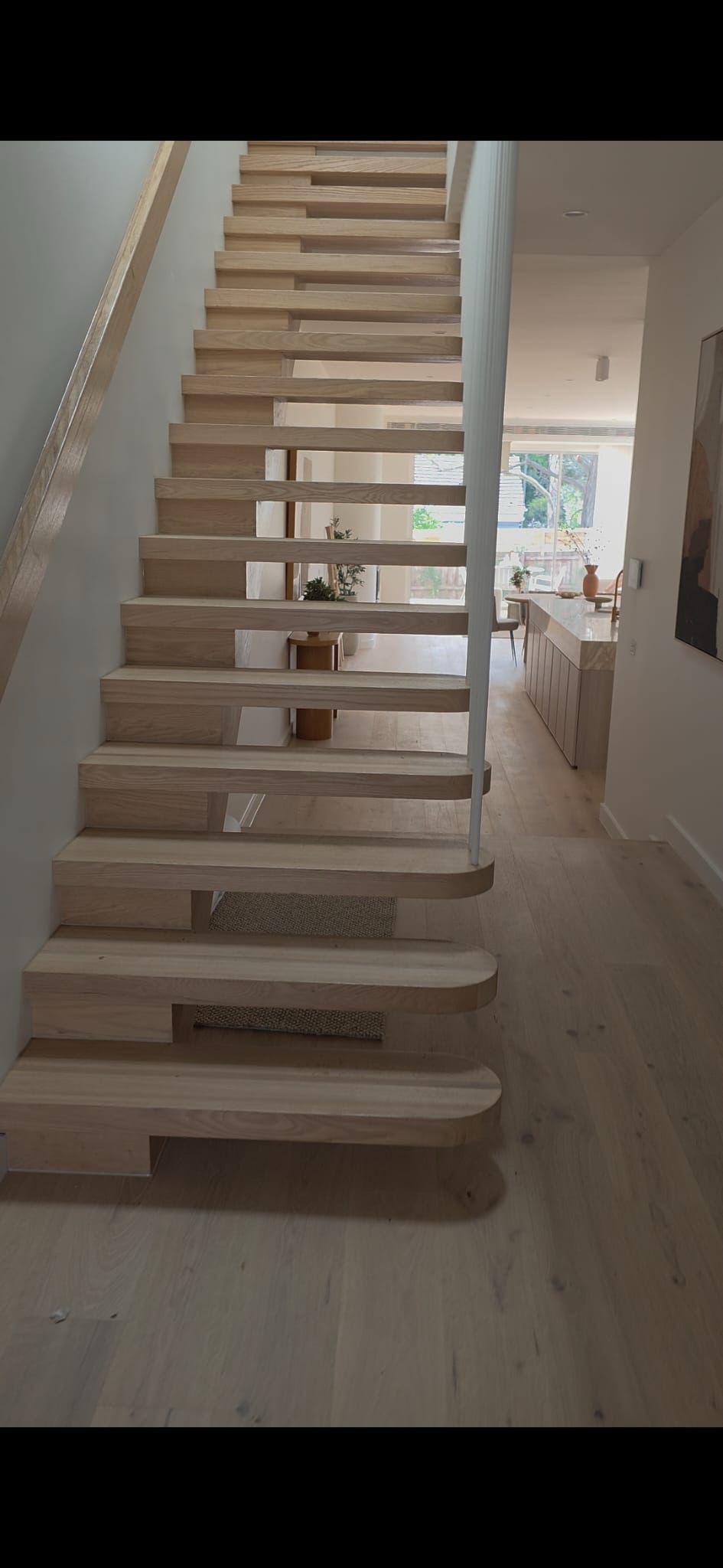 Side mono stringer with round treads